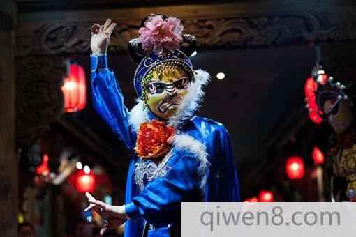 川劇中的變臉和噴火的絕活是如何做到的?