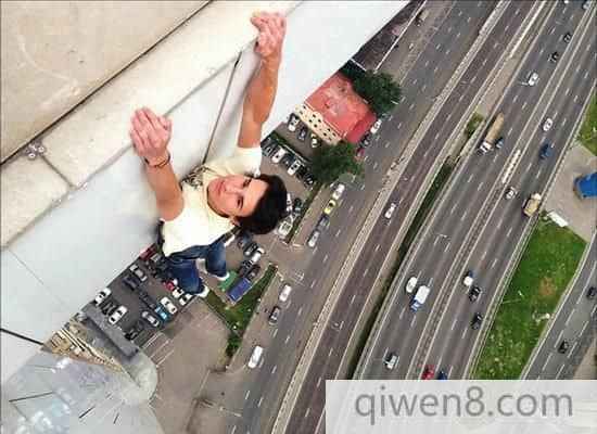 俄“天際行走者”冒死攀爬秀勇攀高樓特技！