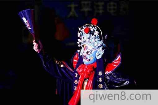 川劇中的變臉和噴火的絕活是如何做到的?