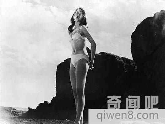 她在六十年代就被人昵稱為比基尼女郎，目前位列第三。