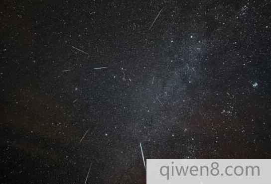 雙子座流星雨，由天文攝影師凱文·劉易斯利用2015年12月14日拍攝于威爾士東北部安格爾西島的圖片合成