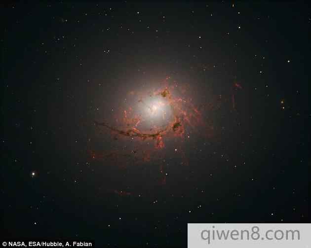 “NGC 4696”星系周圍飄舞著許多美麗的絲狀物。這些絲狀物是由塵埃和電離氫組成。