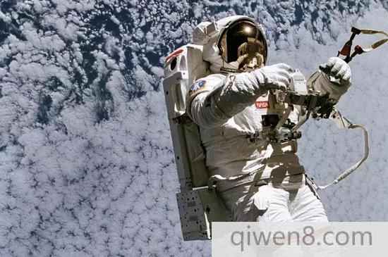 NASA宇航員穿戴著簡易艙外急救援助小型噴氣背包進行太空行走