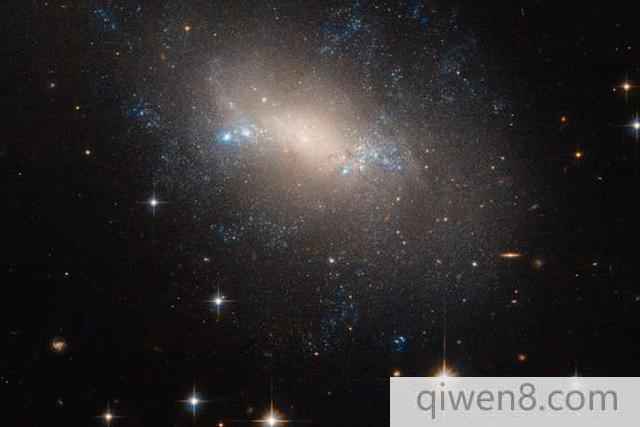 哈勃望遠鏡拍攝到不對稱的山貓座星系
