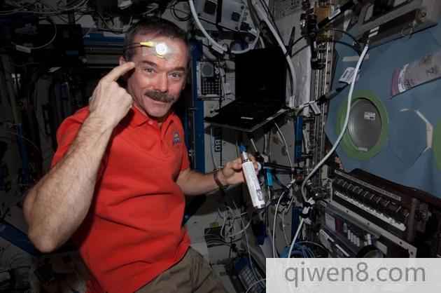 加拿大宇航員克里斯?哈德菲爾德(Chris Hadfield)在美國宇航局晝夜節律項目研究中佩戴著一個體溫測量設備。