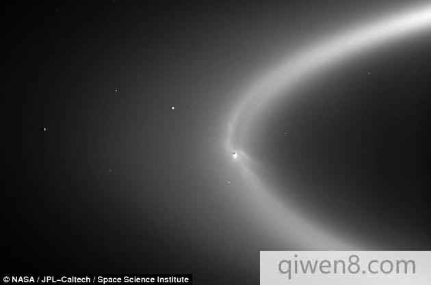 英國卡迪夫大學研究小組表示，大量的甲醇可能有兩個來源：被土星磁場誘捕的土衛二氣體云，或者噴射進入土星E環的氣體流。