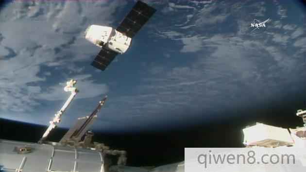 SpaceX公司龍飛船于美國時間1月13日駛離國際空間站，帶著近2000千克的科學物資返回地球，此次時長近一個月的物資補給任務圓滿結束。
