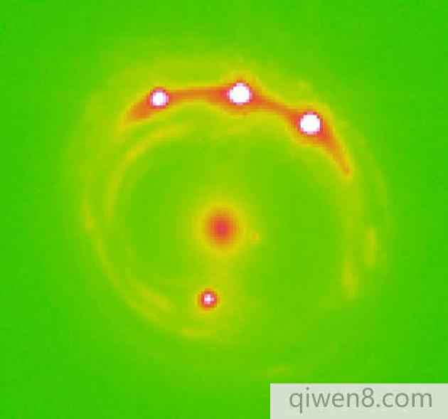 另外一張引力透鏡系統RXJ1131-1231圖像，中心可以看到前景星系，以及周圍的四個背景類星體鬼影