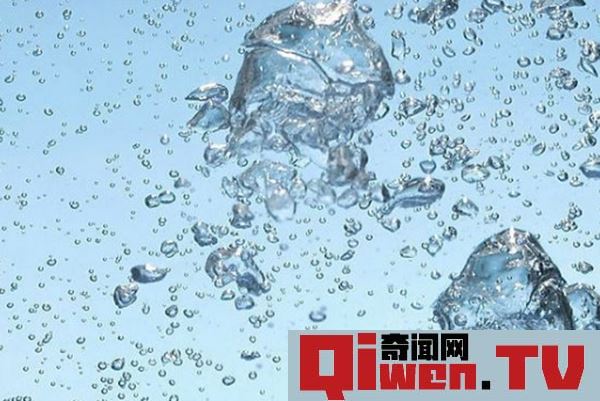 水和冰的重量一樣的嗎 冰為何會浮在水面上