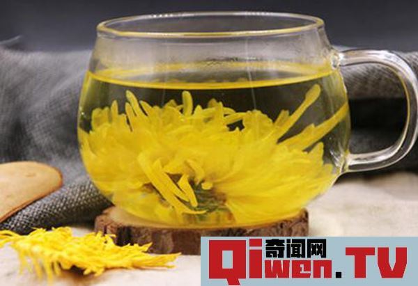 菊花泡水后變綠能喝嗎 正常現象 一般不會影響身體