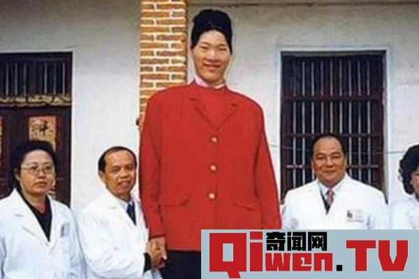 世界最高的女人姚德芬 一頓能吃6碗炒面 身高達2.33米