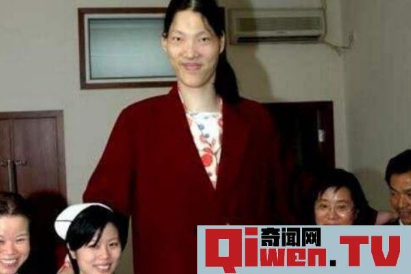 世界最高的女人姚德芬 一頓能吃6碗炒面 身高達2.33米