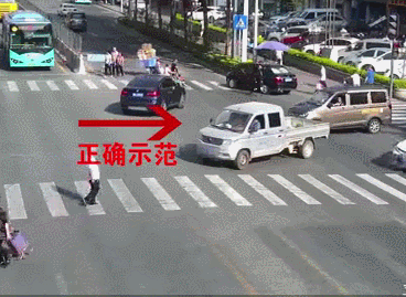 不光要“車讓人”！禮讓斑馬線到底怎么讓？駕駛員、行人誰都別任性