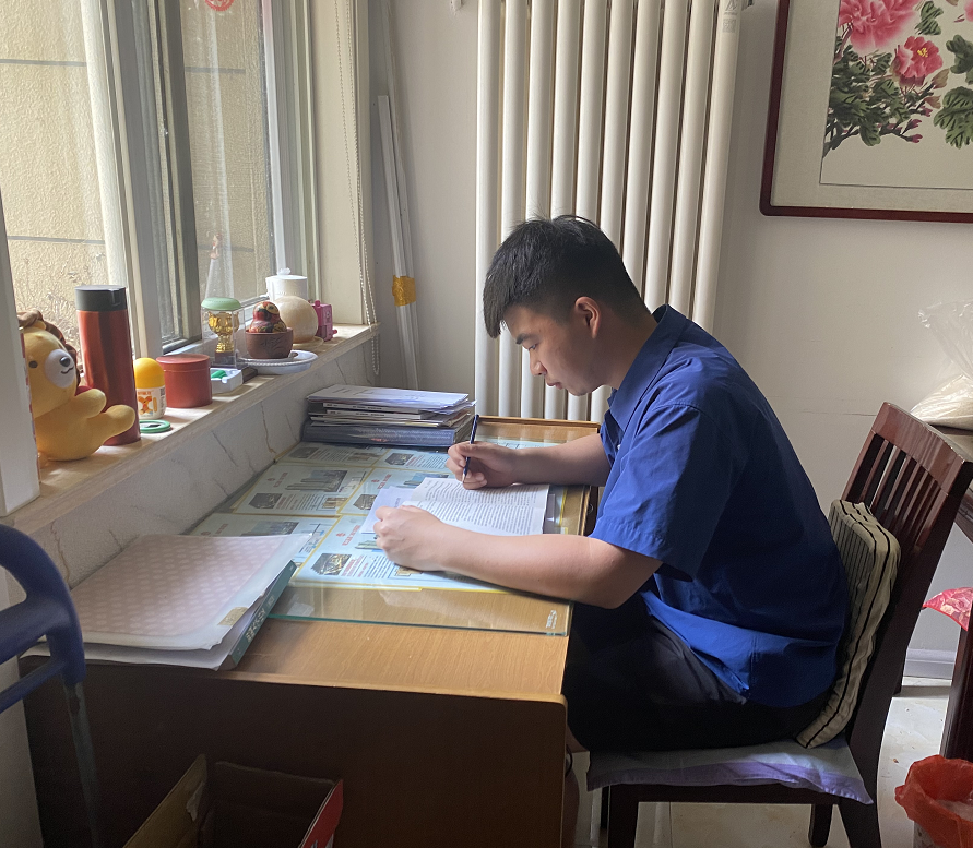 徐州經貿高職校畢業生徐啟龍：高職生帶上“碩士帽”
