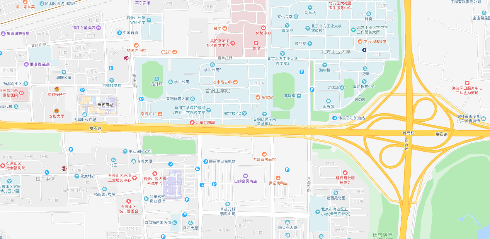 北京市西五環石景山區的風貌：一面是綿延大山，一面是城市天際線