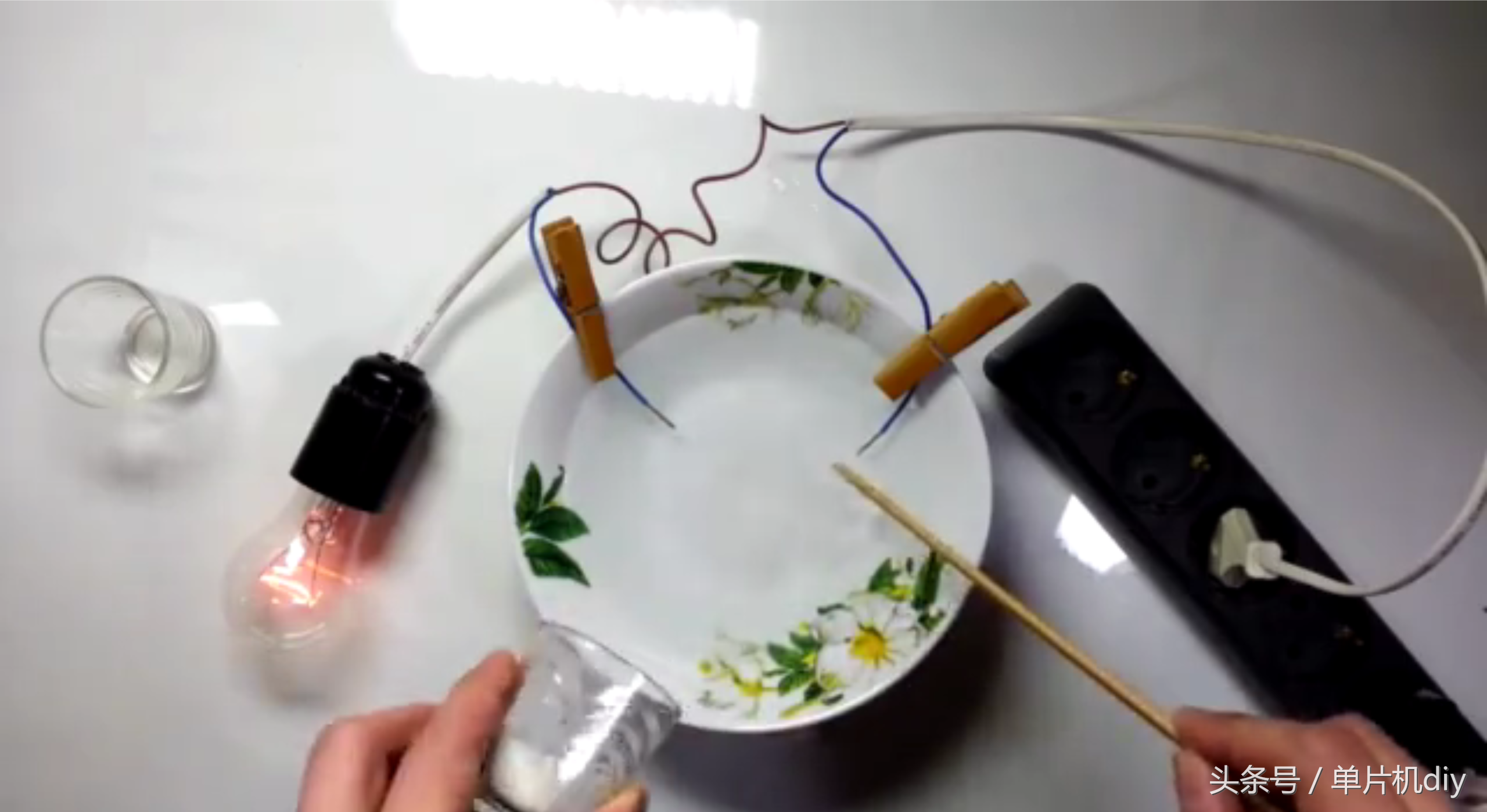水真的能夠導電嗎？國外小伙親自做實驗驗證了一下
