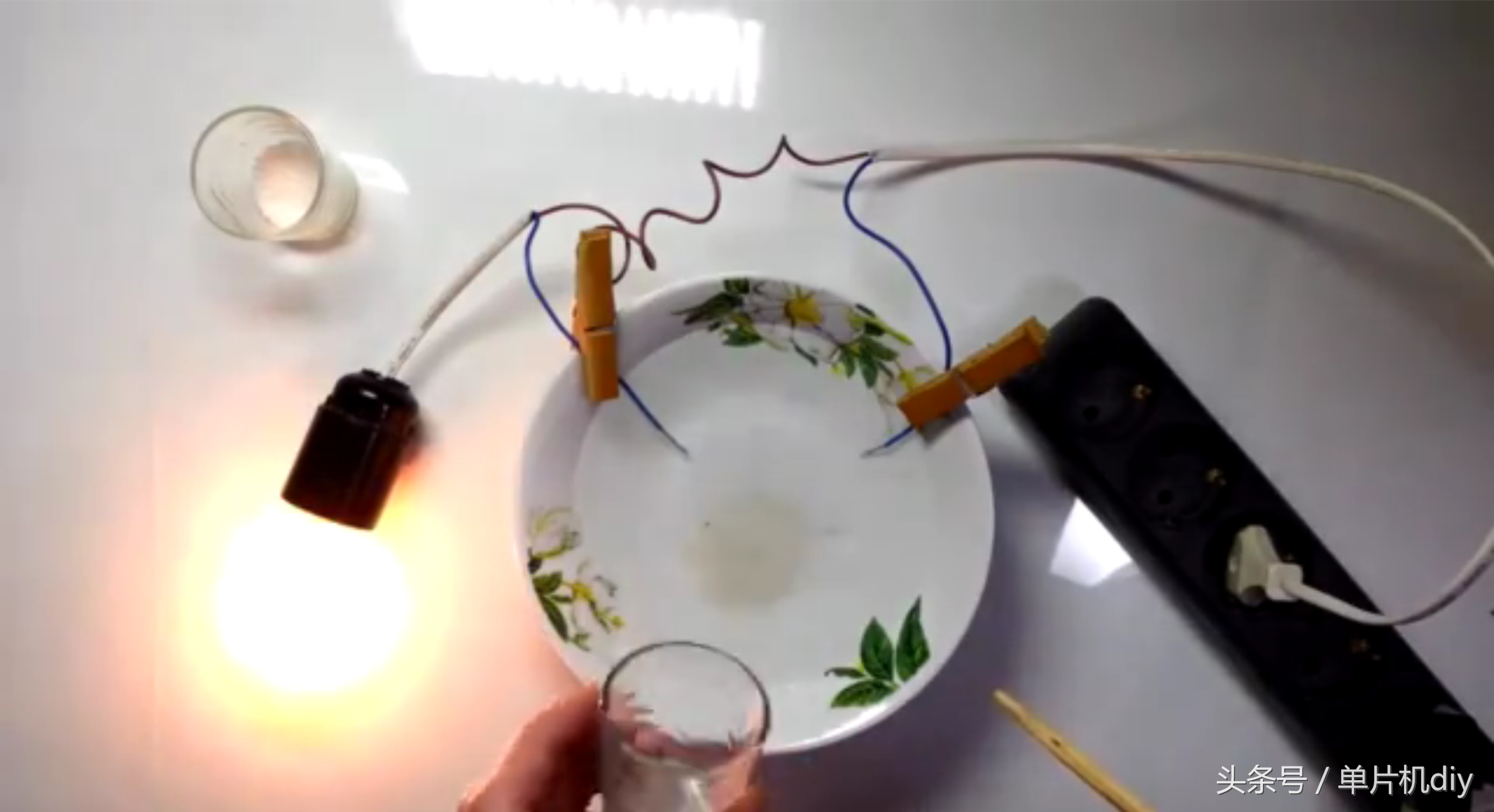 水真的能夠導電嗎？國外小伙親自做實驗驗證了一下
