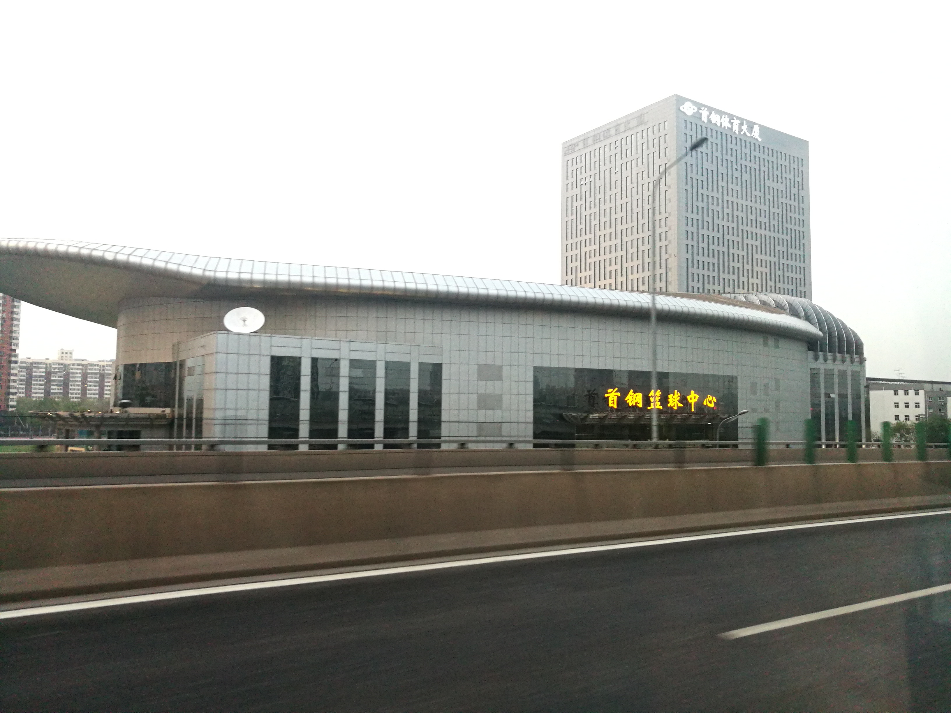 北京市西五環石景山區的風貌：一面是綿延大山，一面是城市天際線