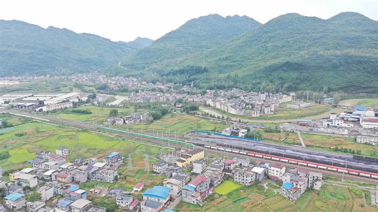 渝懷鐵路二線全線開通一周年