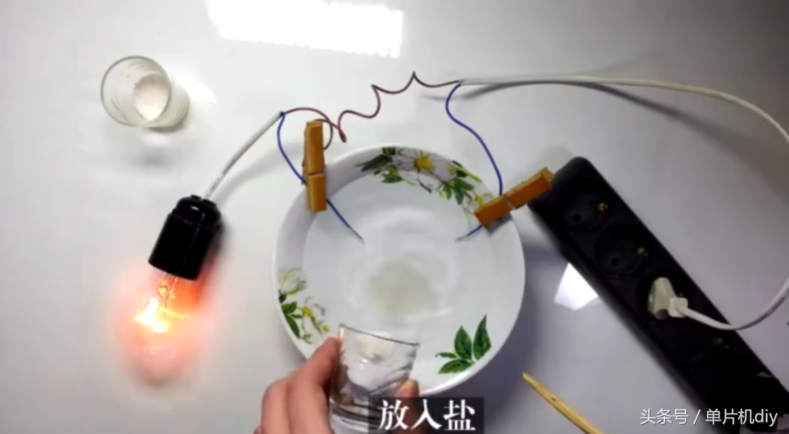 水真的能夠導電嗎？國外小伙親自做實驗驗證了一下