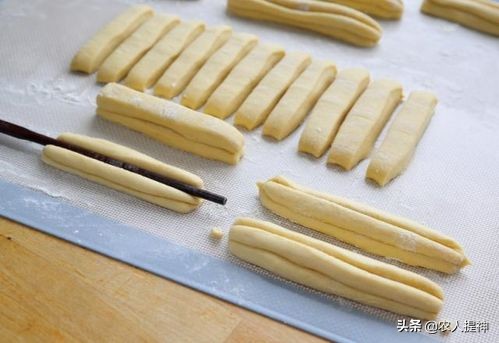 不用泡打粉、小蘇打，只用一物替代，油條也蓬松酥軟，怎么去做呢