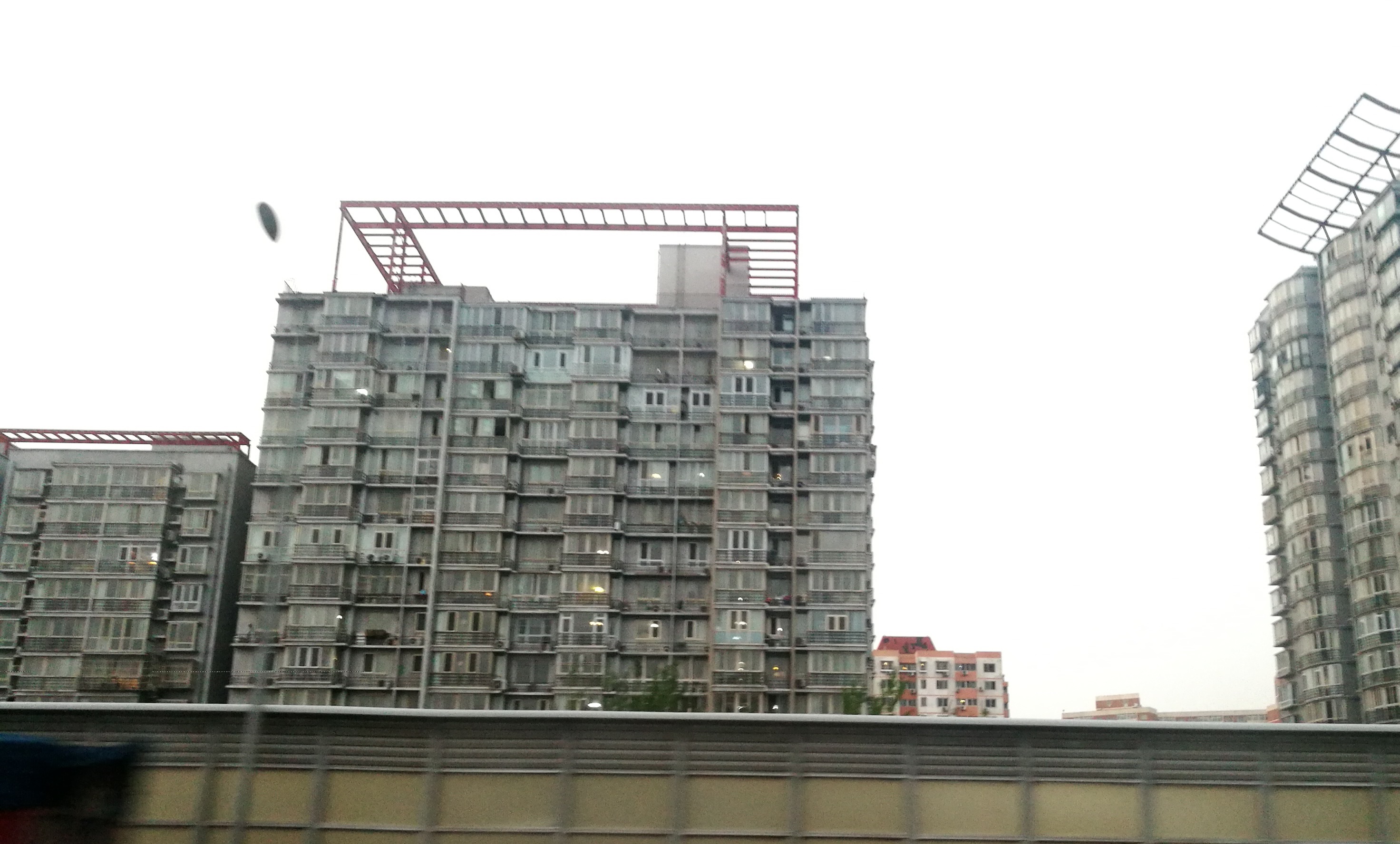 北京市西五環石景山區的風貌：一面是綿延大山，一面是城市天際線