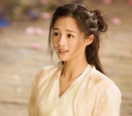 還記得花千骨的糖寶？原來她也是藝名，得知真實名字：早改早火了