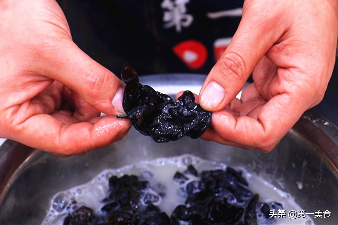泡木耳用冷水還是熱水?教你1個竅門,木耳泡得又大又快還干凈
