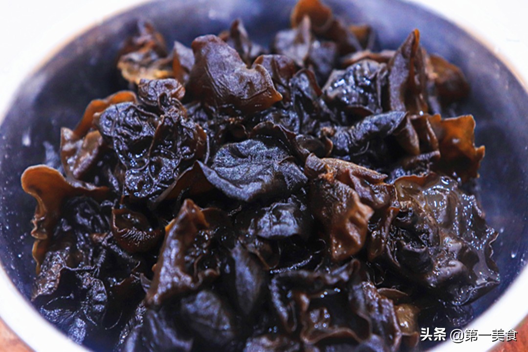 泡木耳用冷水還是熱水?教你1個竅門,木耳泡得又大又快還干凈