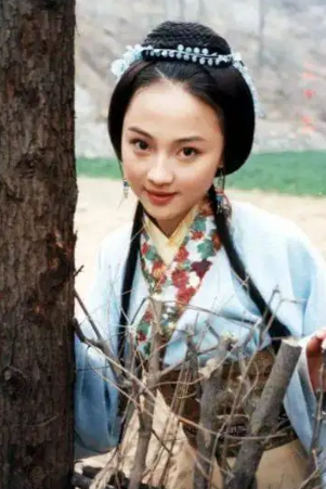 32歲出軌文章，37歲嫁給富豪丈夫，生活中的姚笛是個怎樣的人？