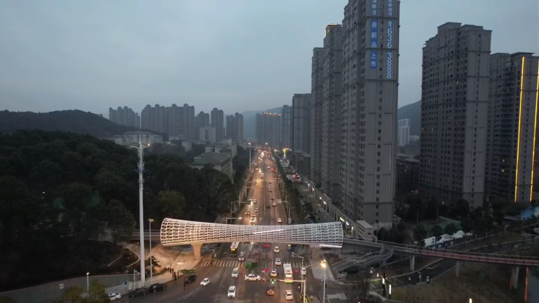 廣州塔“倒下了”？耗資1600萬的百米天橋引爭議，回應：叫“時空隧道”，沒抄襲