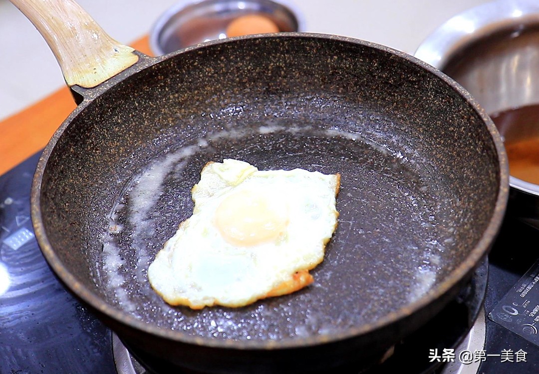 煎荷包蛋很多人都做不好，廚師長教你3種做法和技巧，不粘鍋不散