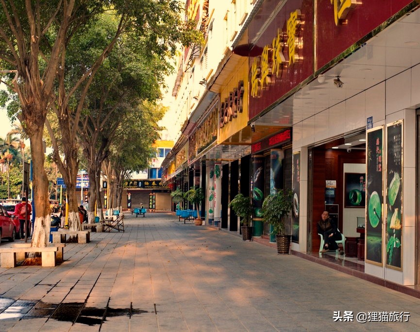 云南省瑞麗市有21萬人口，這里三面環緬甸，有南畹河與瑞麗江環繞