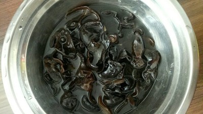 泡木耳，到底用涼水還是熱水？大廚教你正確做法，泡得又快又干凈