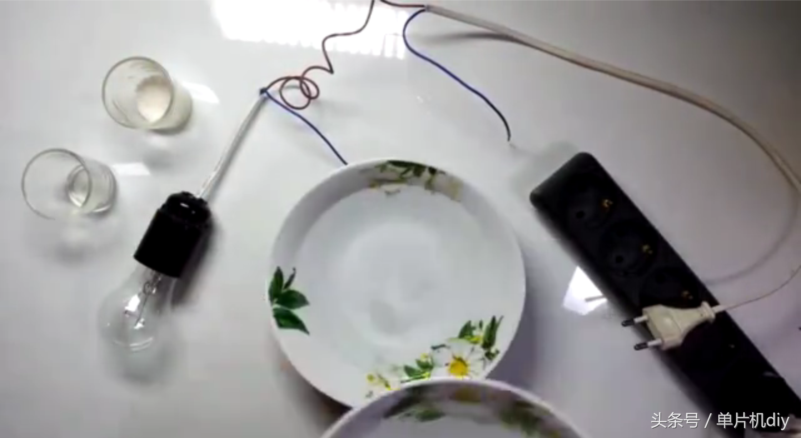 水真的能夠導電嗎？國外小伙親自做實驗驗證了一下