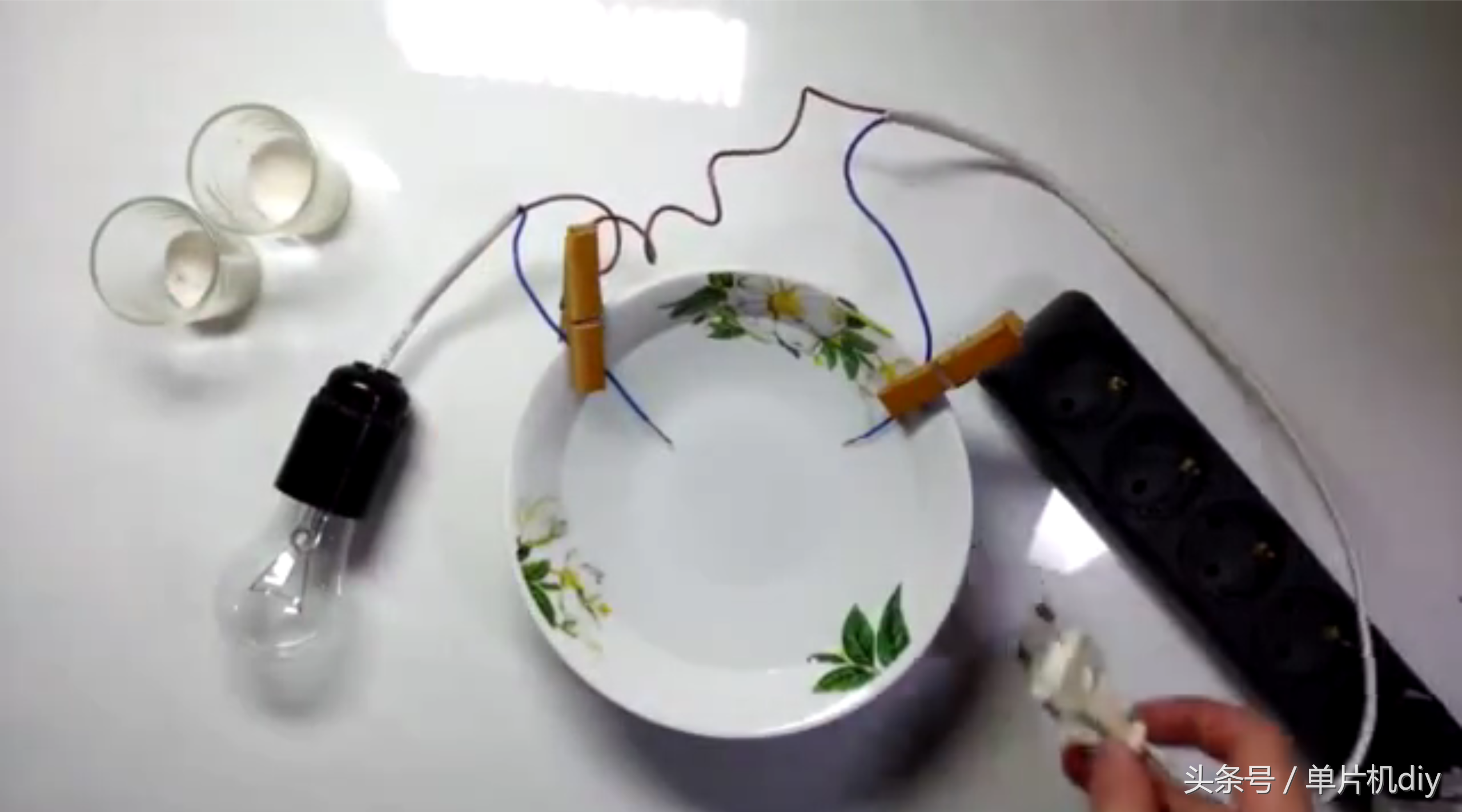 水真的能夠導電嗎？國外小伙親自做實驗驗證了一下