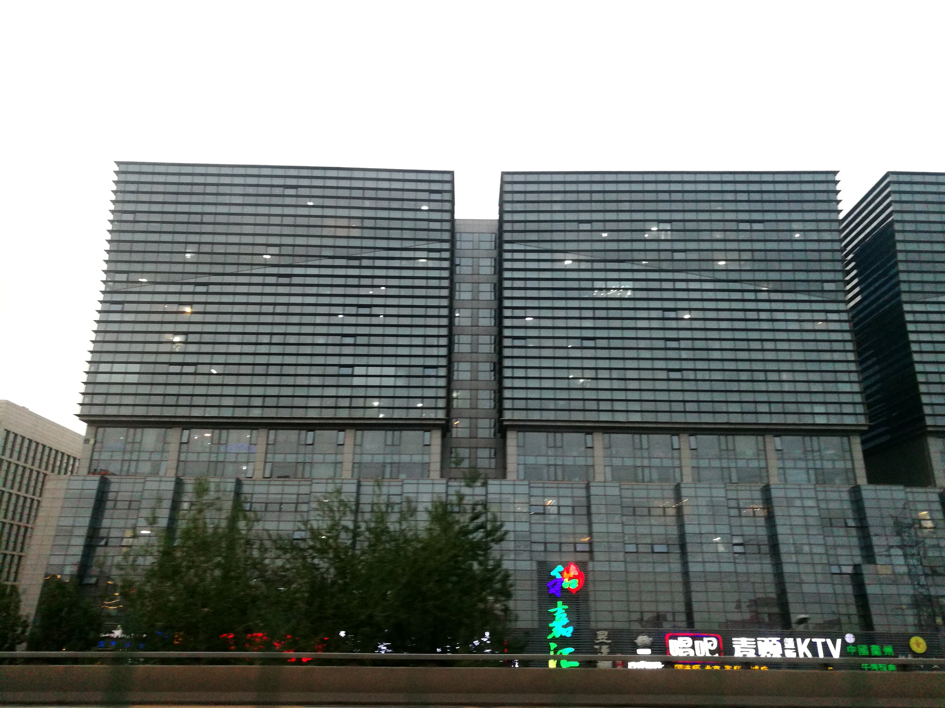 北京市西五環石景山區的風貌：一面是綿延大山，一面是城市天際線