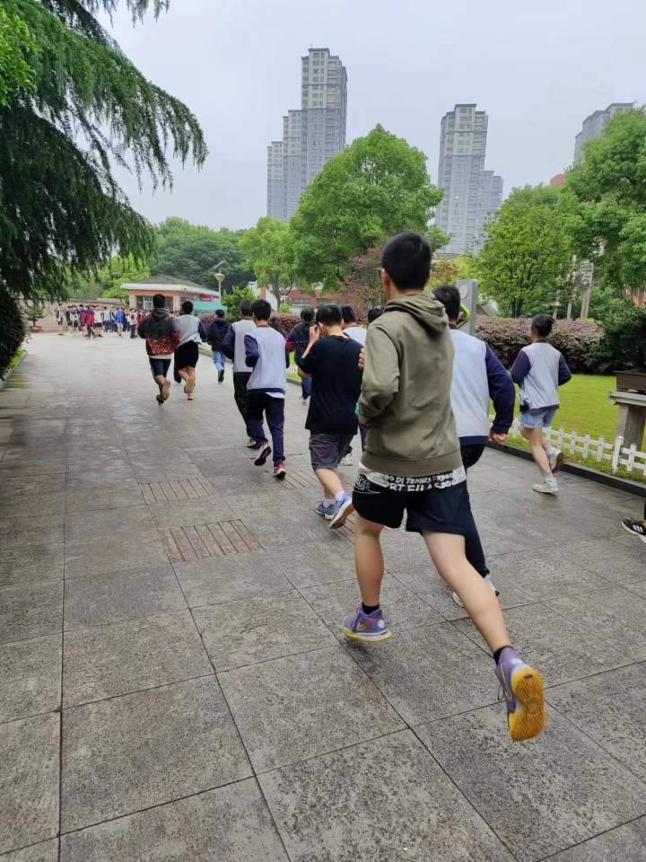 “沖上去！”今天，杭州初三體育中考開考！記者直擊：老師的大喇叭太燃了