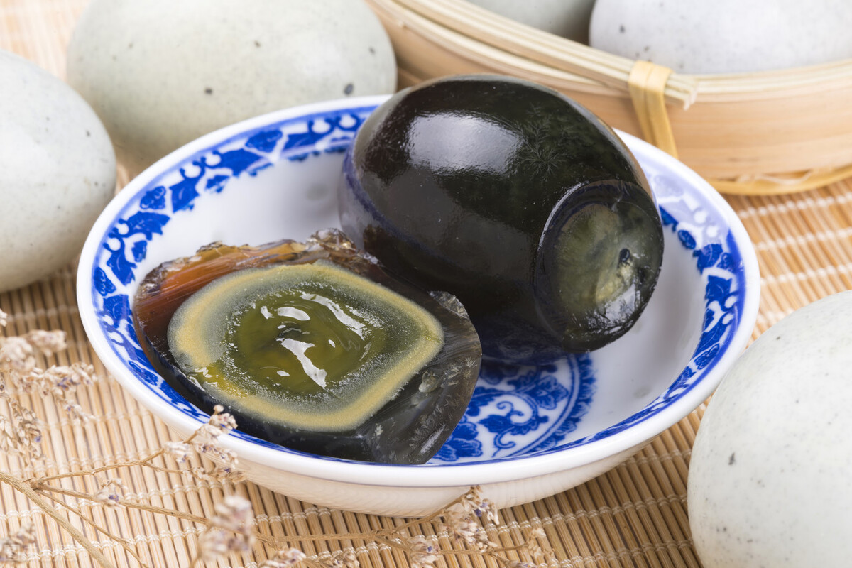 吃皮蛋，“生吃好”還是“煮熟吃好”？味道差別大，學會了不吃錯