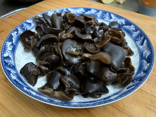 泡木耳，到底用涼水還是熱水？大廚教你正確做法，泡得又快又干凈