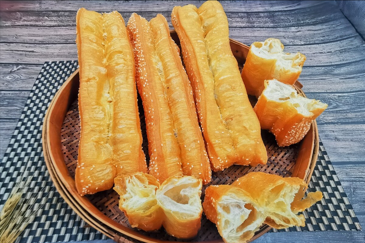 炸油條,不用泡打粉,不用小蘇打,教你家常做法,個個蓬松香酥脆