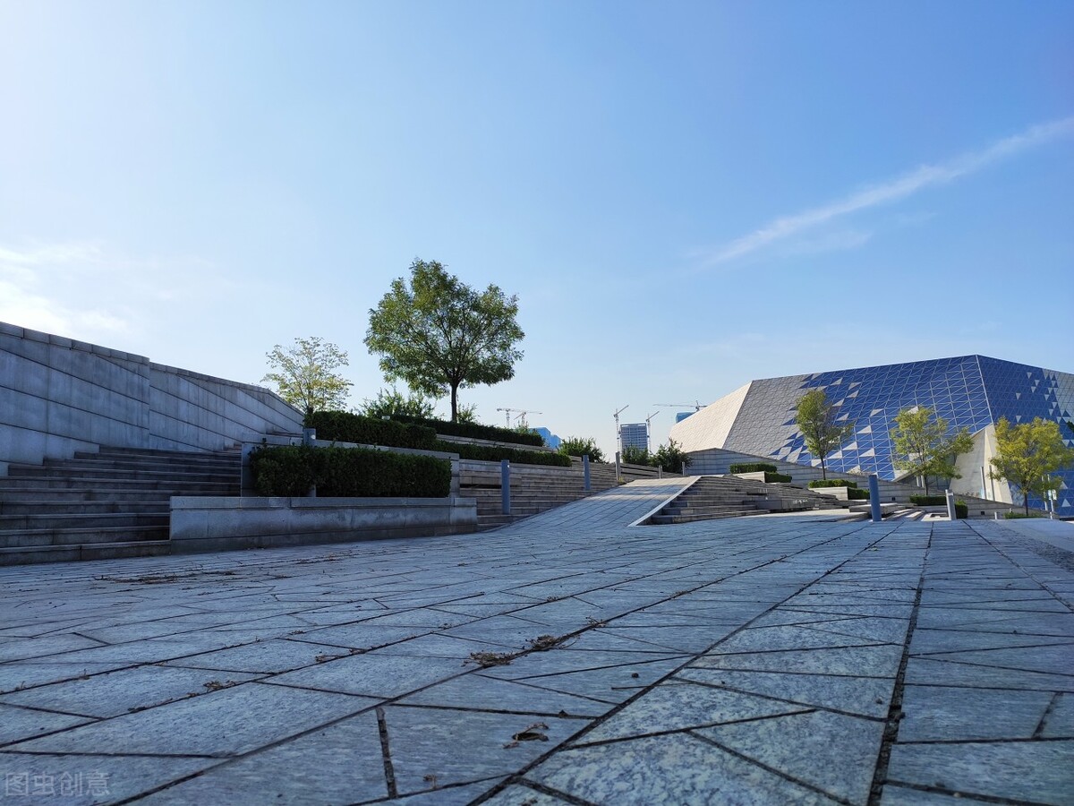 游客看到“濟南西站”建筑，引發網友熱議：中國基建真的牛