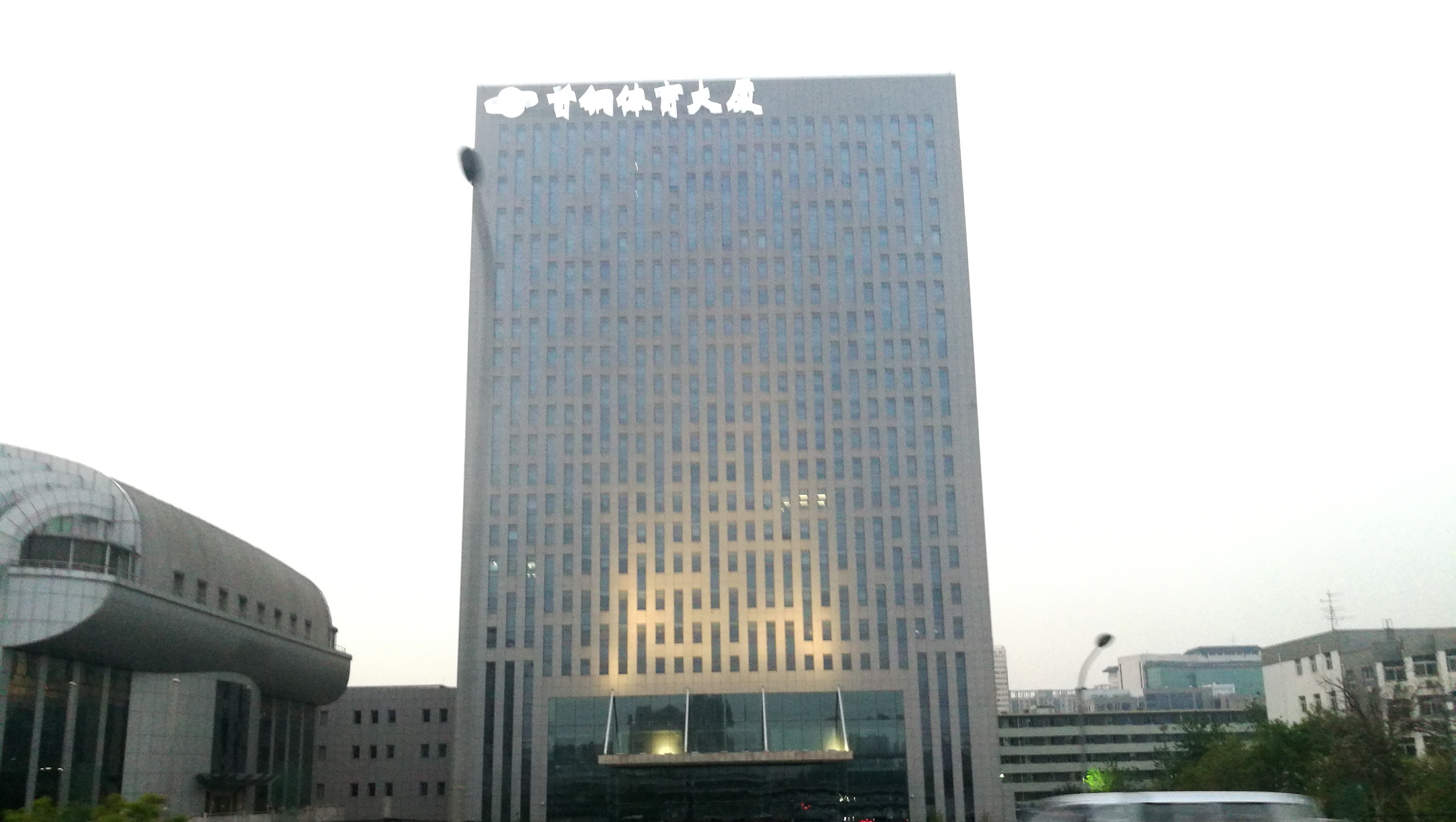 北京市西五環石景山區的風貌：一面是綿延大山，一面是城市天際線