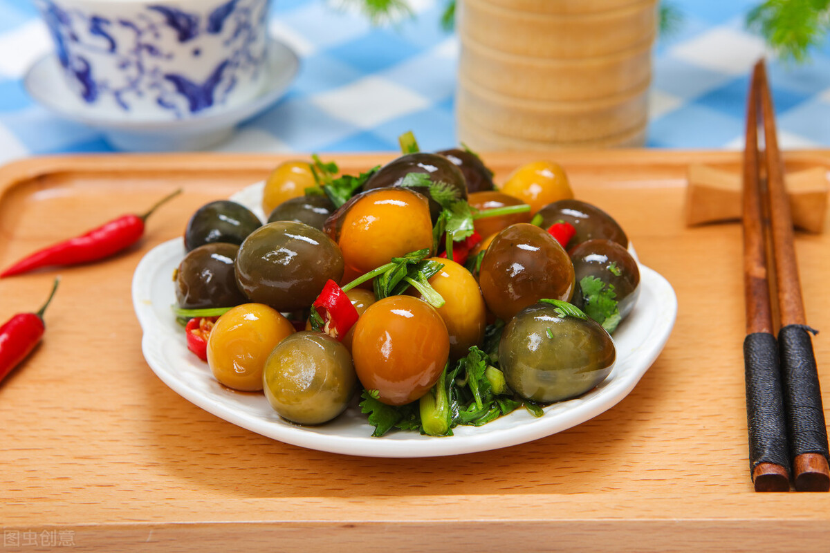 吃皮蛋，“生吃好”還是“煮熟吃好”？味道差別大，學會了不吃錯