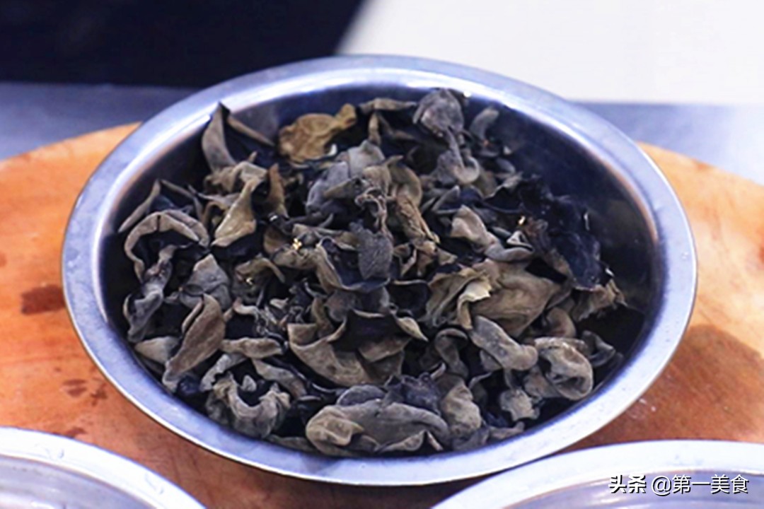 泡木耳用冷水還是熱水?教你1個竅門,木耳泡得又大又快還干凈