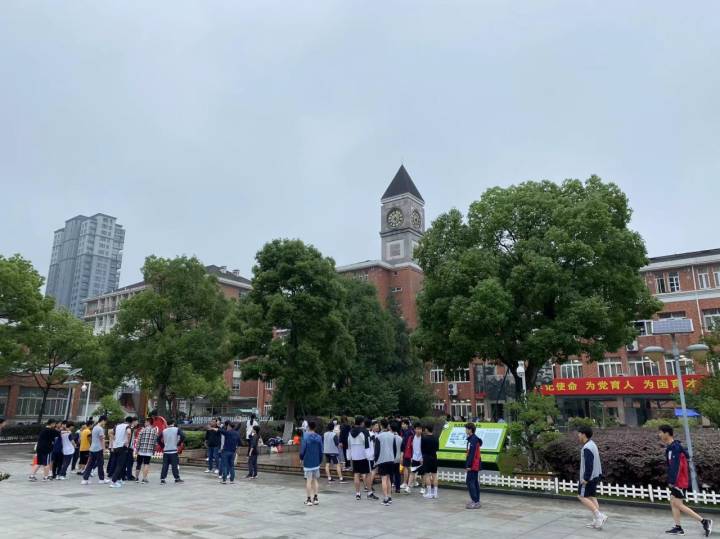 “沖上去！”今天，杭州初三體育中考開考！記者直擊：老師的大喇叭太燃了