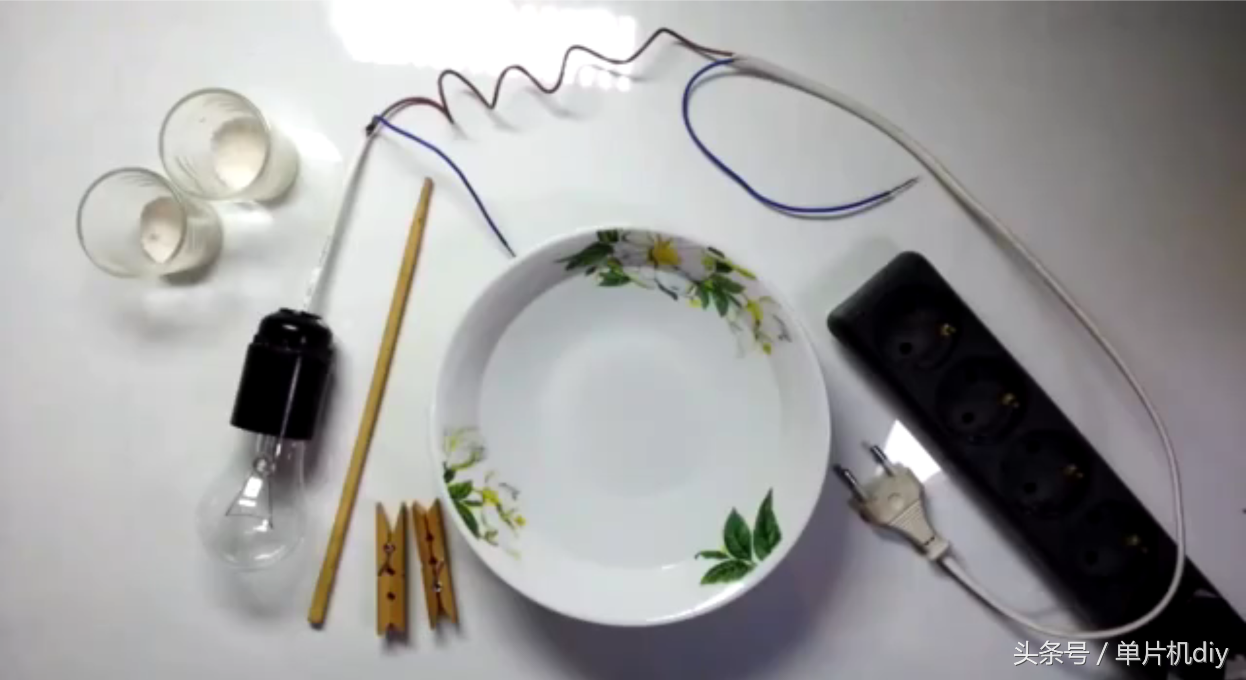 水真的能夠導電嗎？國外小伙親自做實驗驗證了一下