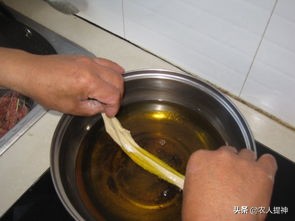 不用泡打粉、小蘇打，只用一物替代，油條也蓬松酥軟，怎么去做呢