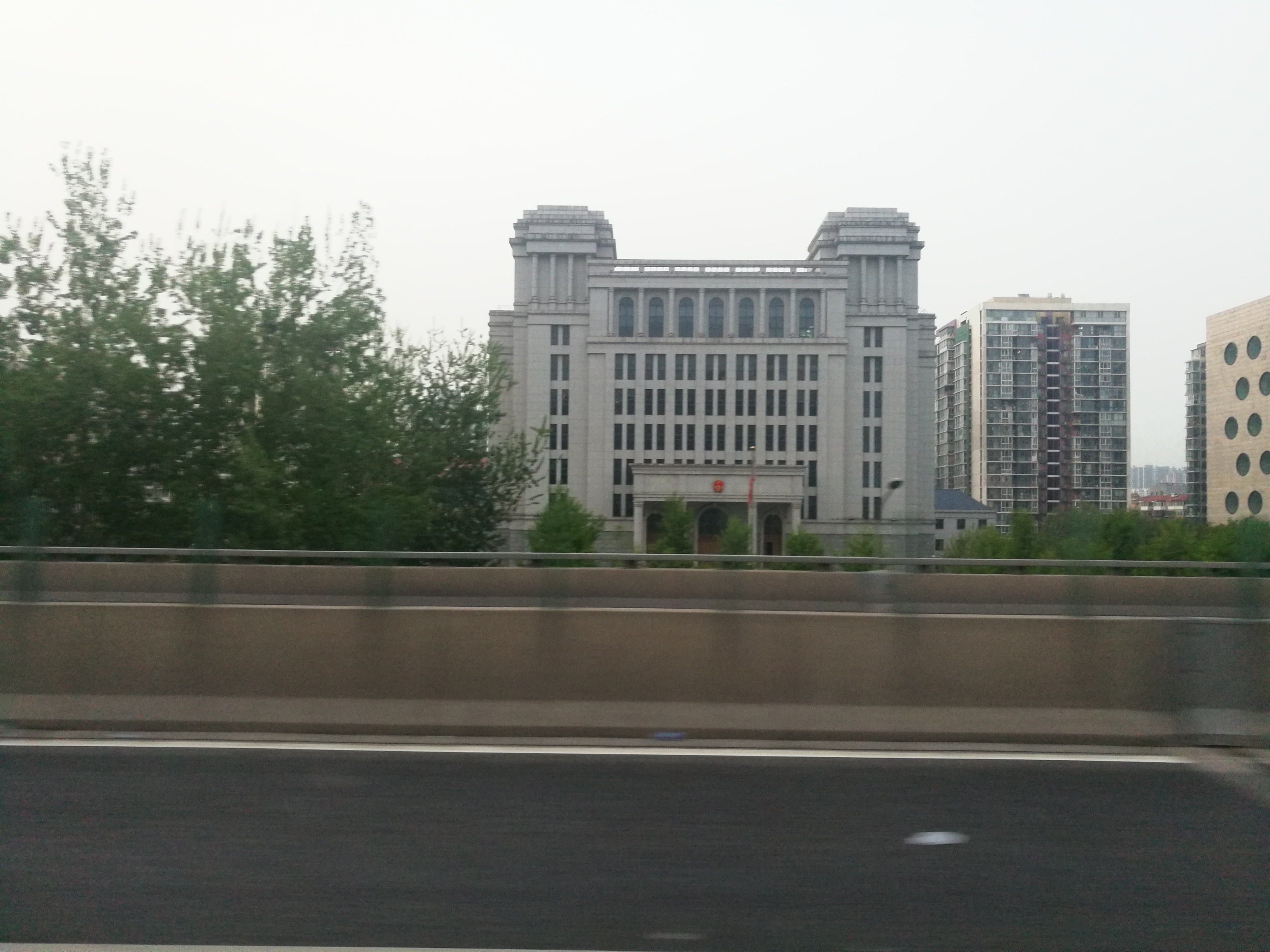 北京市西五環石景山區的風貌：一面是綿延大山，一面是城市天際線