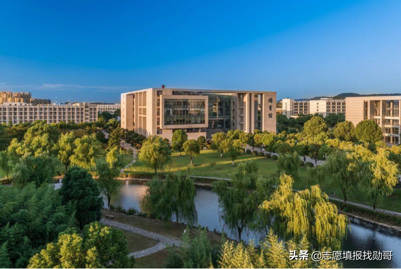 這所醫科大學,不是985、211,卻在全國醫科大學中排名第三